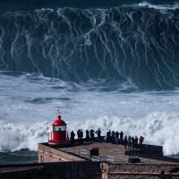  Nazaré lighthouse - giant wave 